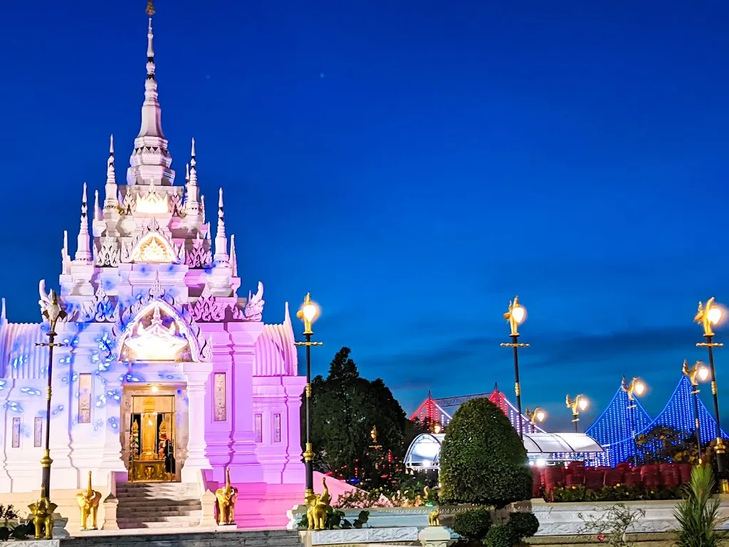 ศาลหลักเมืองสุราษฎร์ธานีในยามค่ำคืน - จ.สุราษฎร์ธานี (แหล่งที่มาของภาพ: Piamsakj Pansumdang)