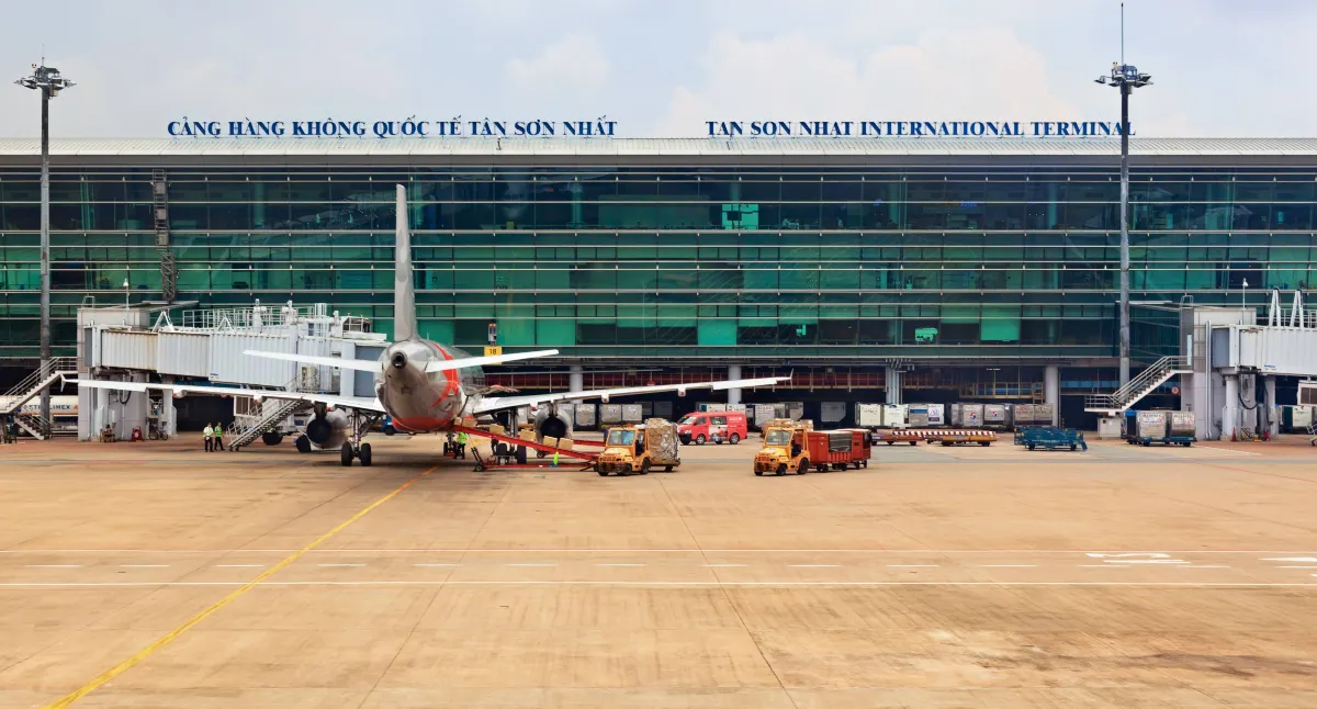 新山一國際機場距離西貢日本街約8公里。