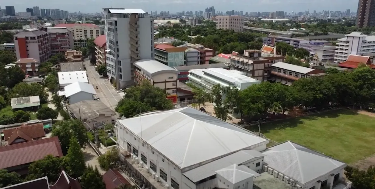 บรรยากาศมหาวิทยาลัยเทคโนโลยีราชมงคลสุวรรณภูมิ - จ.อยุธยา (ที่มา: Youtube - สํานักวิทยบริการและเทคโนโลยีสารสนเทศ มทร.สุวรรณภูมิ)