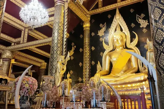 อำเภอวังทอง-พระพุทธรูปในวัดพระศรีรัตนมหาธาตุวรมหาวิหาร (วัดใหญ่) (Source: ติดเที่ยวไปแล้วนิ/Trip.com)