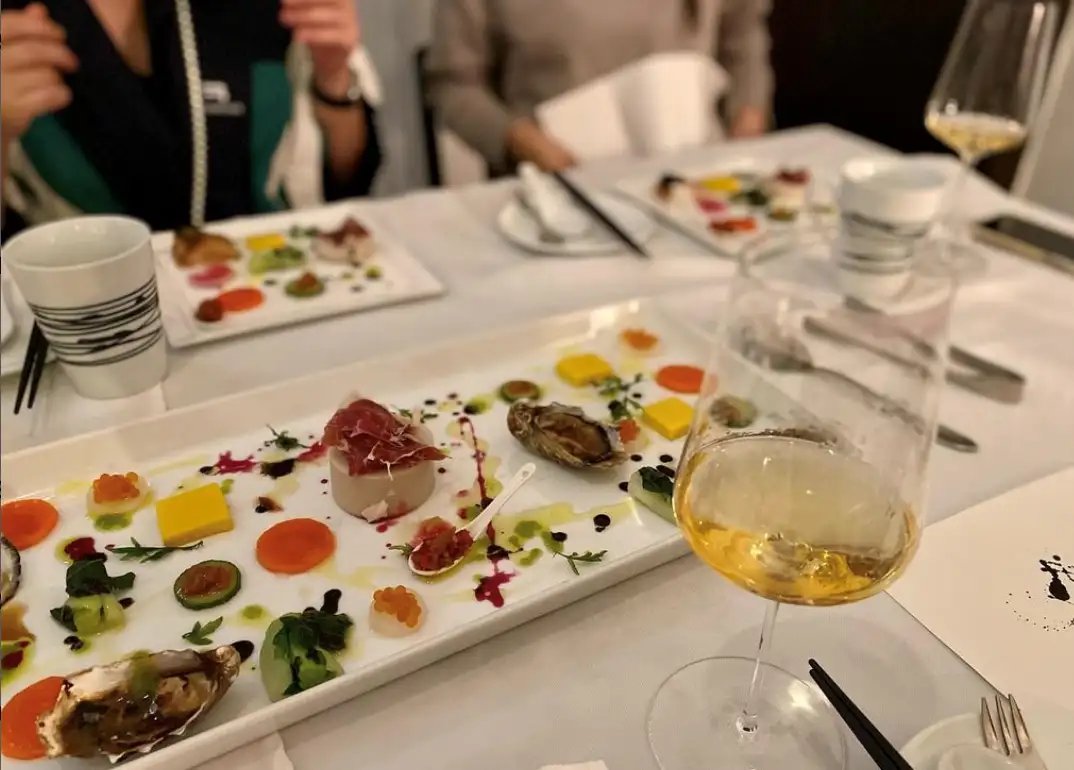 誰能抵抗擺盤精緻的海濱漁家菜？（Photo source: lilittleviv @instagram）