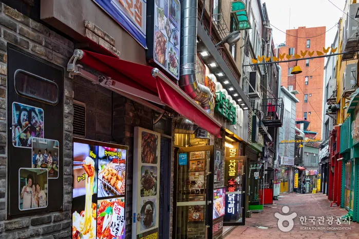 춘천 명동 닭갈비골목 (출처 : 한국관광공사)