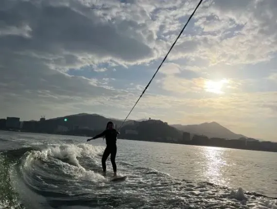 大廟灣適合 wakesurf 初學人士一展身手