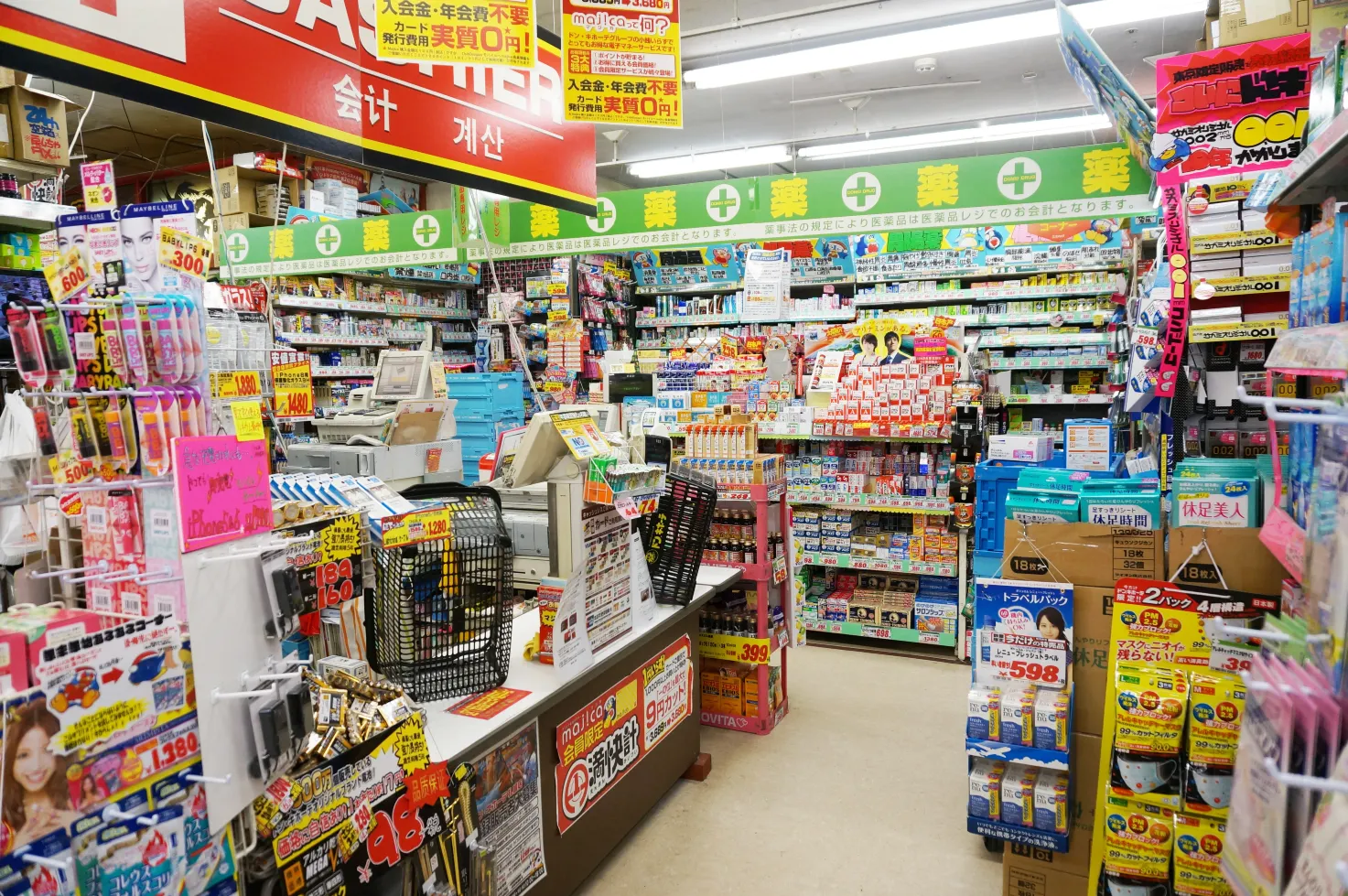 札幌狸小路商店街上的DON DON DONKI。