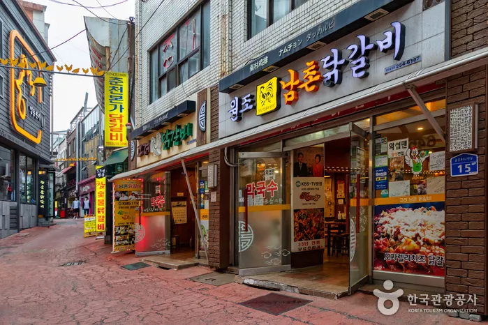 춘천 명동 닭갈비골목 (출처 : 한국관광공사)