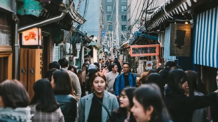 韓國街巷熱鬧的景象  圖片來源：unsplash