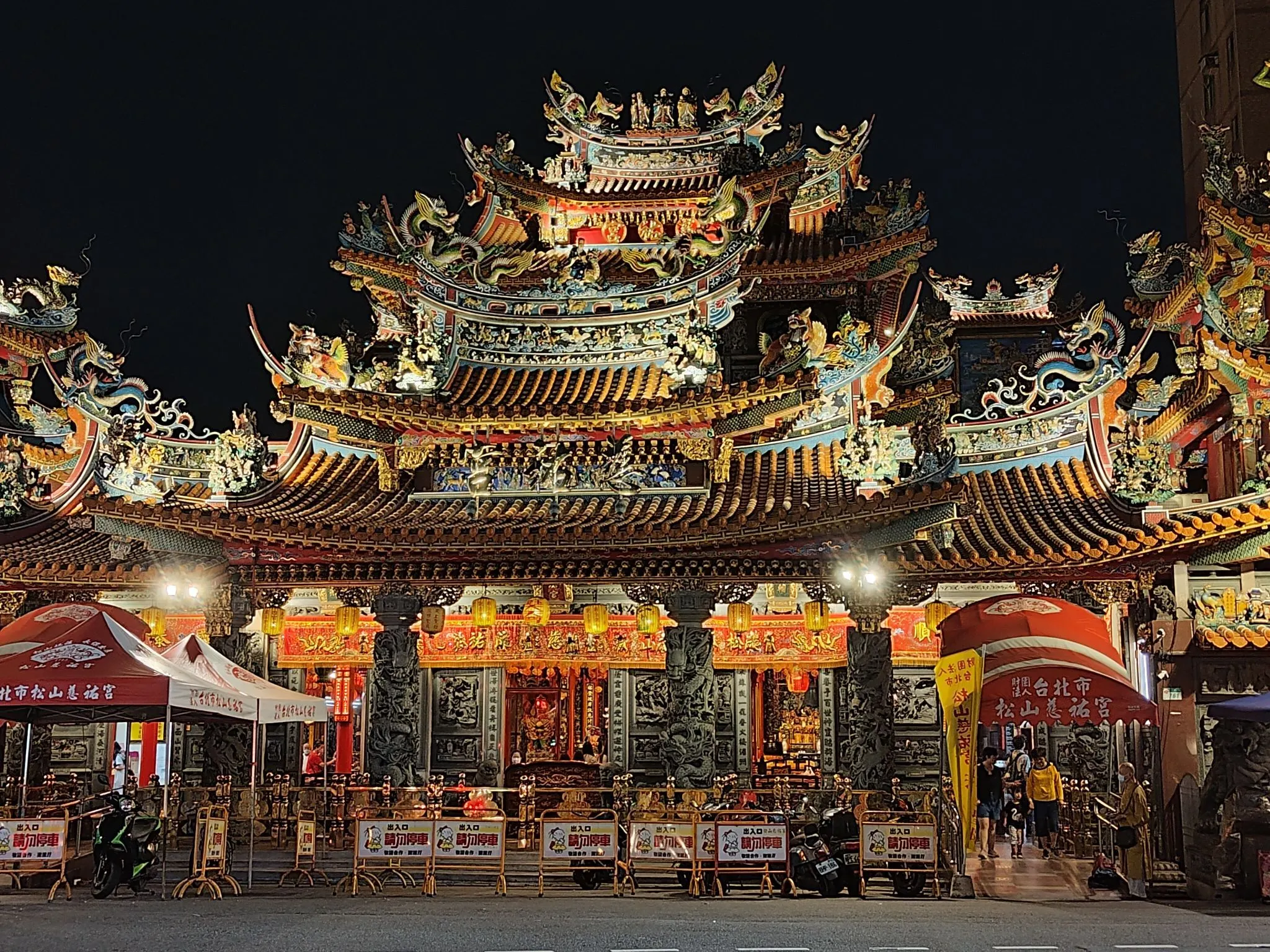 台北饒河街夜市附近的寺廟。圖片來源︰Trip.com