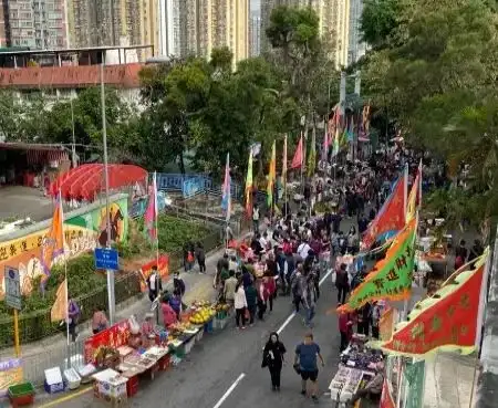 戲棚外有攤檔兜售傳統小食