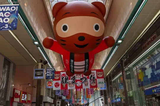 札幌狸小路商店街的夜間景色。