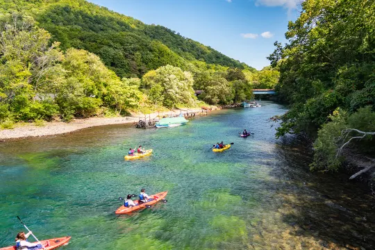 遊客在千歲支笏湖的划艇