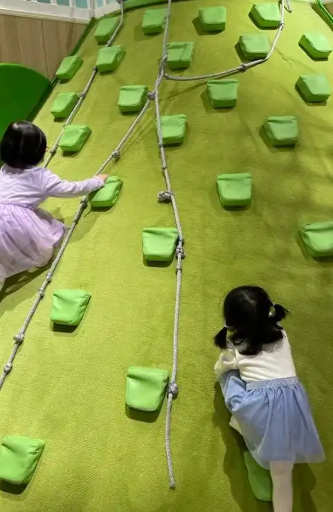 園內設有攀爬設施