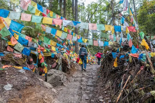 遊客在德欽雨崩村徙步