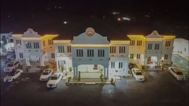 Ooni of Ife's Palace, near Owode Ede