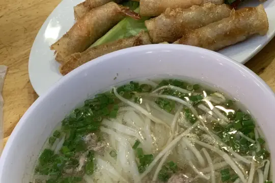 越南河內老城區的越南炸春捲和牛肉河粉