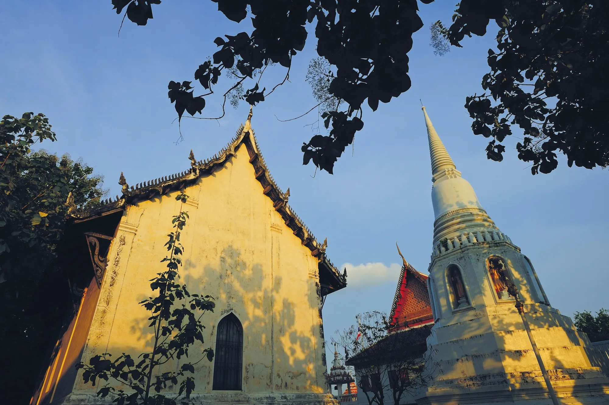 อำเภอบ้านหมี่ : วัดเสาธงทอง พระอารามหลวง (Source: การท่องเที่ยวแห่งประเทศไทย)
