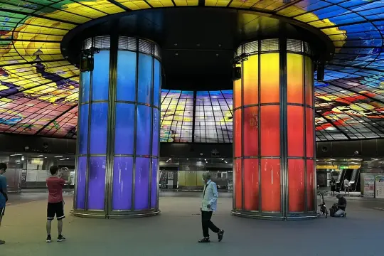 高雄六合夜市附近的高雄美麗島捷運站