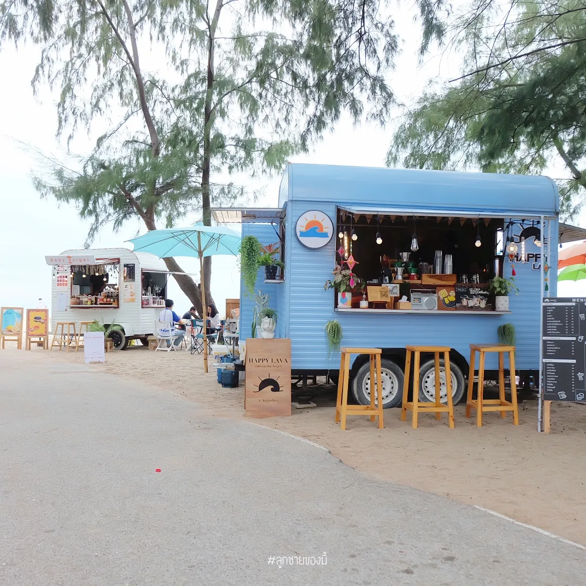 ฟู้ดทรัคริมหาดแหลมเจริญ - จ.ระยอง (แหล่งที่มาของภาพ: ลูกชายของมี้)