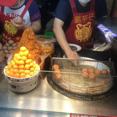 台北寧夏夜市檔口正準備美食