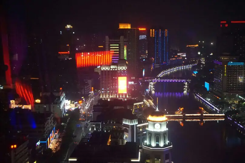 中國廣東中山石岐區的幻彩摩天輪景觀