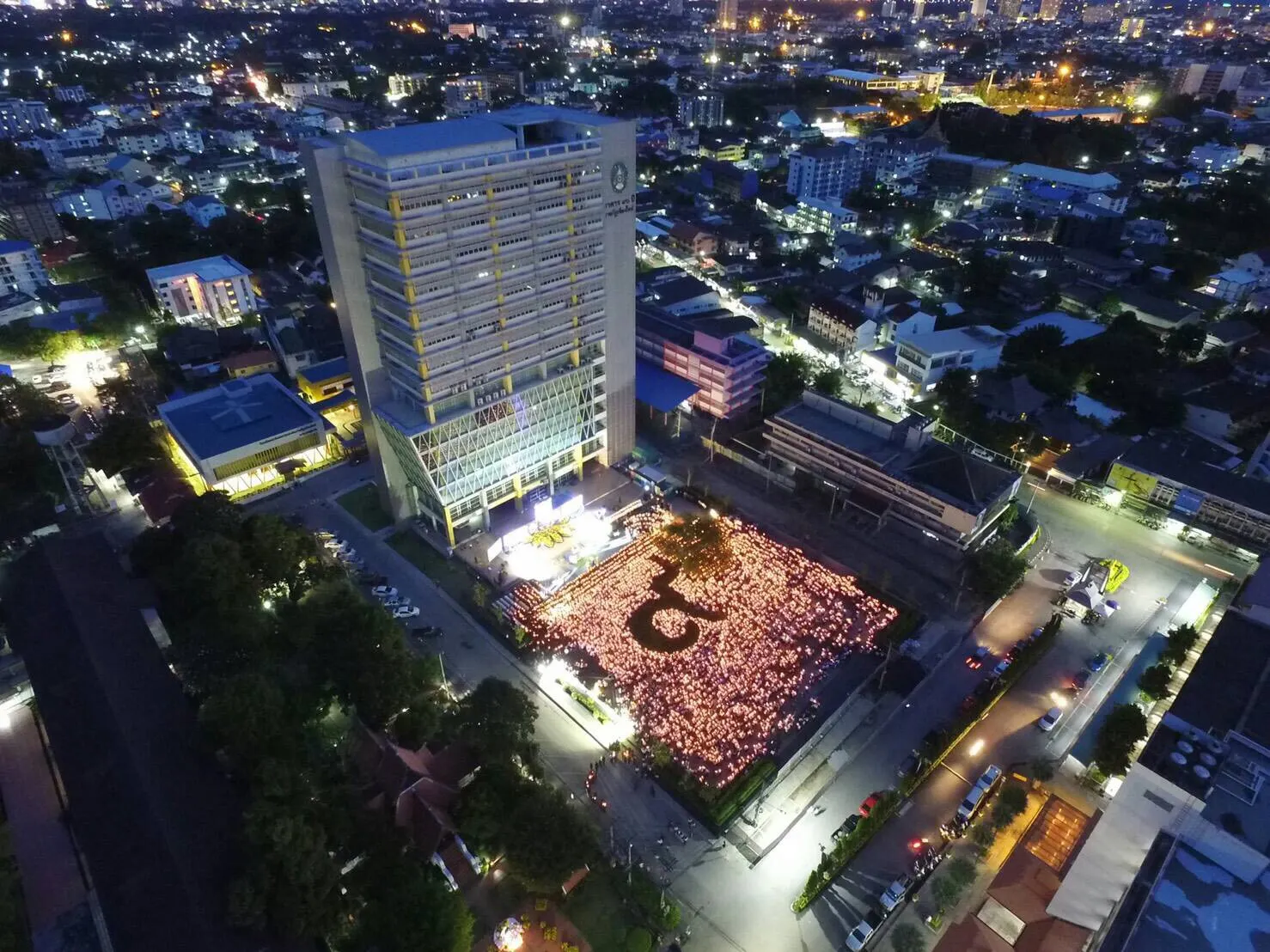 กิจกรรมมหาวิทยาลัยราชภัฏเชียงใหม่ร้อยดวงใจ แสดงความอาลัยต่อพ่อหลวงของแผ่นดิน - จ.เชียงใหม่ (แหล่งที่มาของภาพ: มติชน)