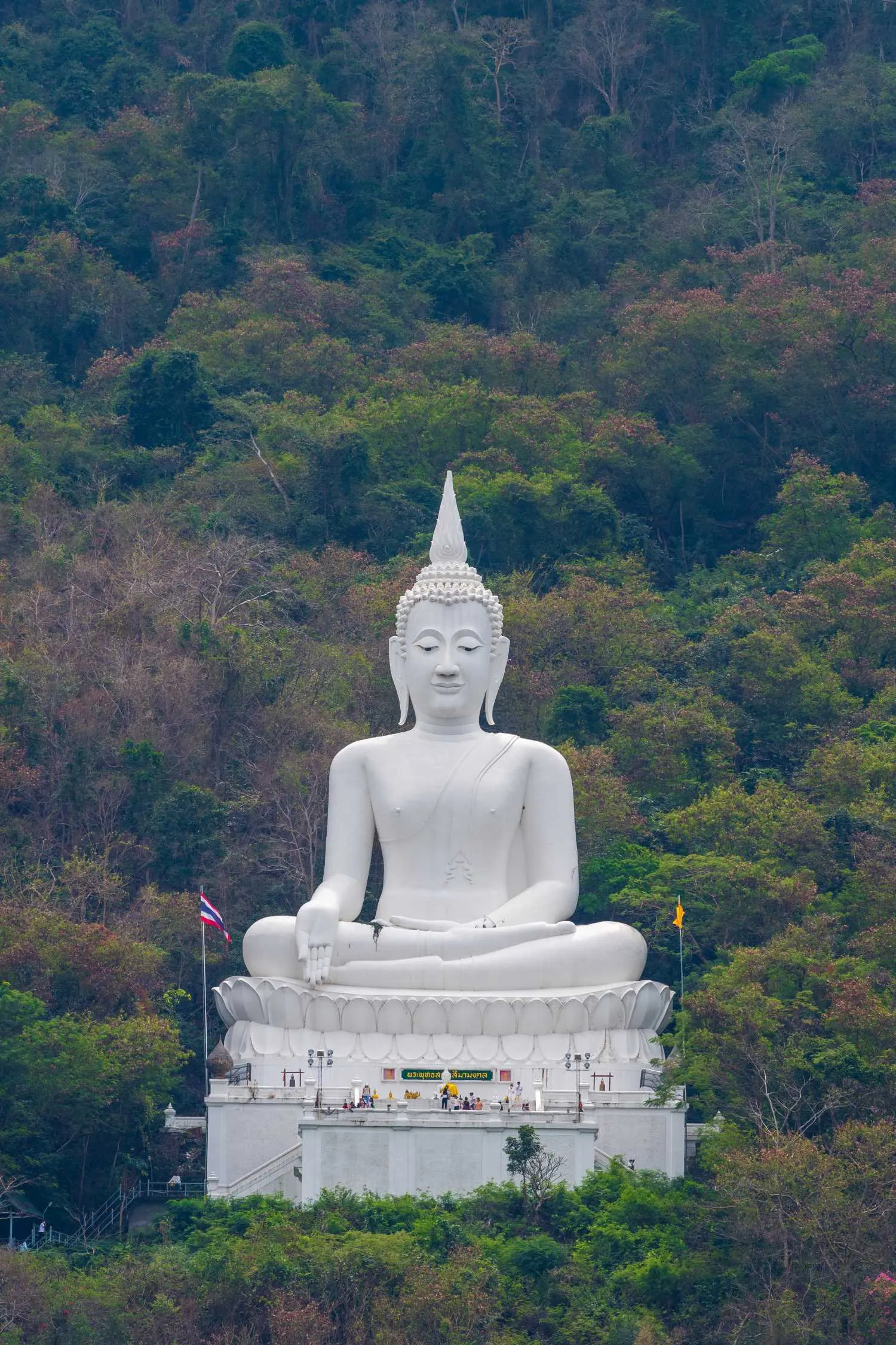 อำเภอสูงเนิน : วัดเทพพิทักษ์ปุณณาราม (วัดพระขาว) (Source: การท่องเที่ยวแห่งประเทศไทย)