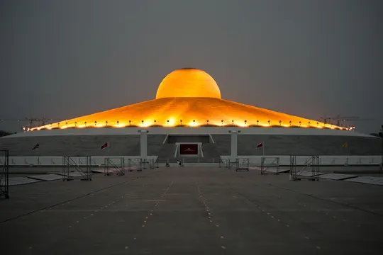 วัดพระธรรมกาย ตำบลคลองสาม (แหล่งที่มาของภาพ: Wikipedia)