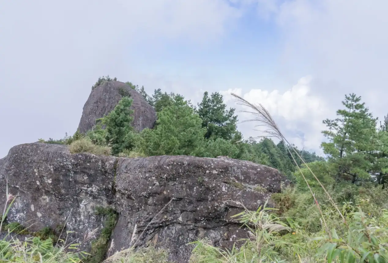 到達觀景台可看到不遠處的塔山奇岩