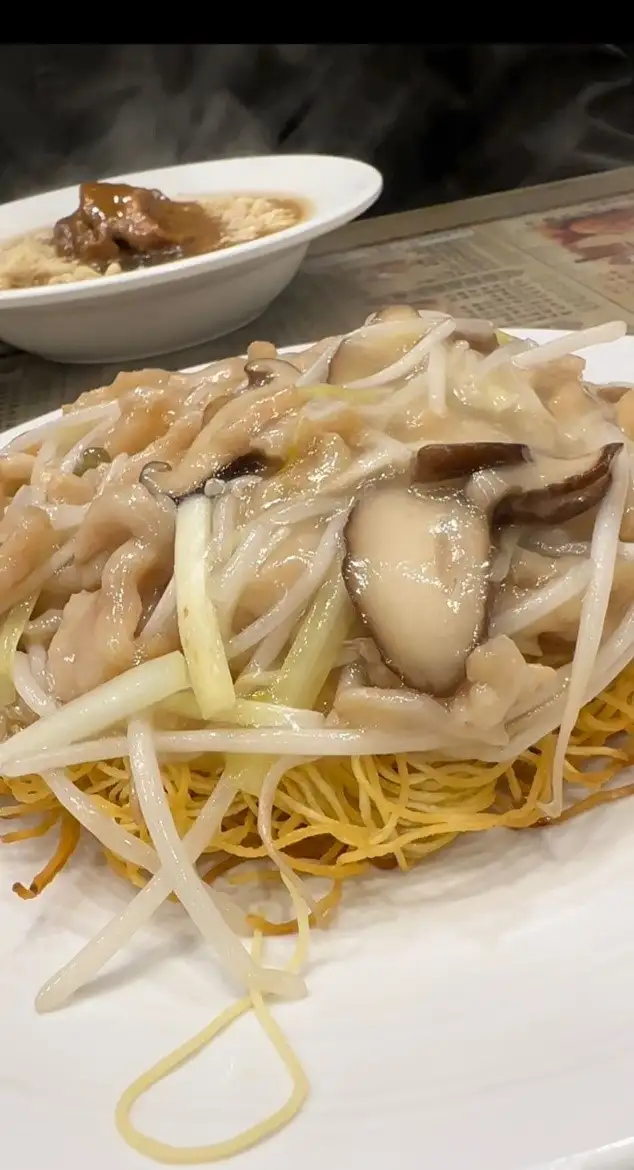 大酒樓級數的肉絲炒麵很夠鑊氣，且麵底外脆內滑。