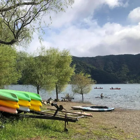 富士河口湖町西湖可乘船遊覽。圖片來源︰Trip.com