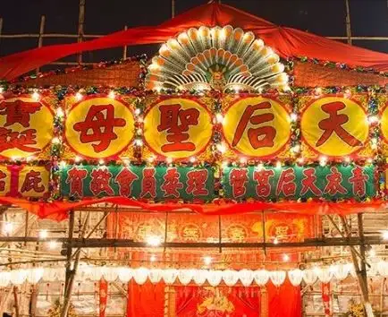 天后聖母寶誕期間會在長廊附近搭戲棚