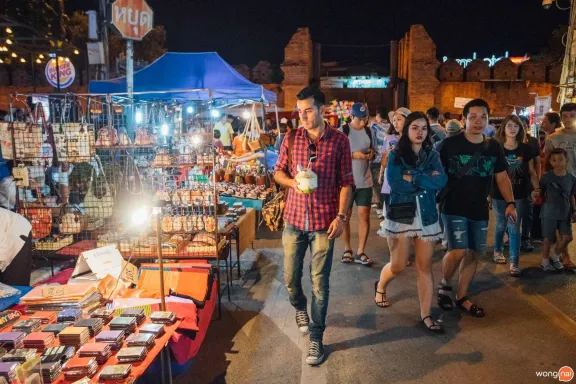 ถนนคนเดินท่าแพ - จ.เชียงใหม่ (แหล่งที่มาของภาพ: Wongnai)