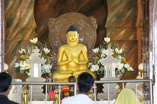 Mahavir Jayanti 2023 - Jains praying to Lord Mahavir's statue in the temple