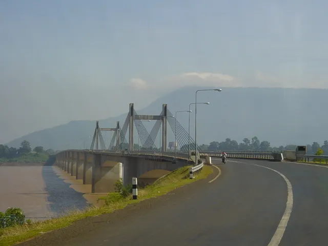 นครปากเซ : สะพานข้ามแม่น้ำโขงในปากเซ (Source: wikipedia)