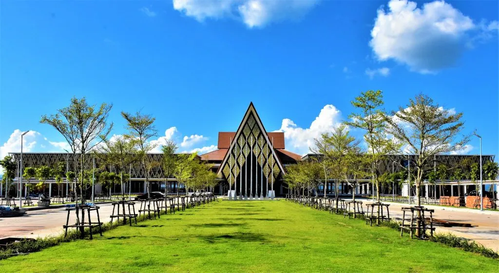 อาคารอำนวยการและบริหารกลาง - มหาวิทยาลัยราชภัฏเชียงใหม่ จ.เชียงใหม่ (แหล่งที่มาของภาพ: cmrd)