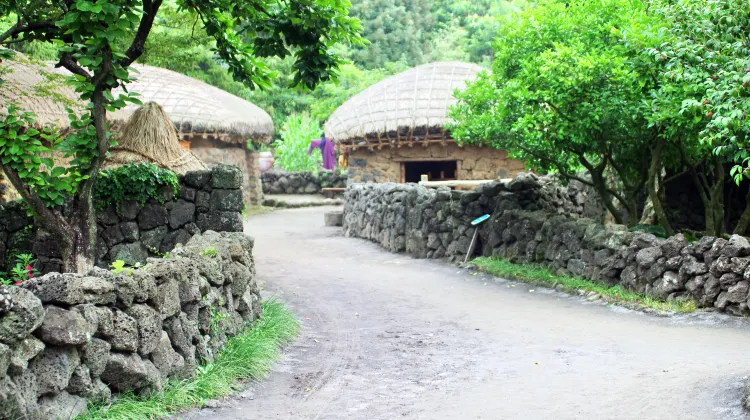 Sample the tradional life of Jeju at the Jeju Folk Village