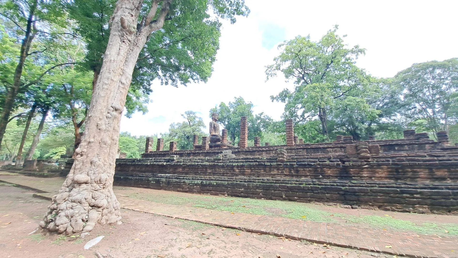 อุทยานประวัติศาสตร์กำแพงเพชร อำเภอเมืองกำแพงเพชรแหล่งที่มา wongnai.com