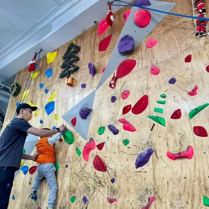 Crux Boulder Gym 兒童攀石體驗　　圖片來源：澄兄湜弟 Desiree 媽媽\Trip Moments