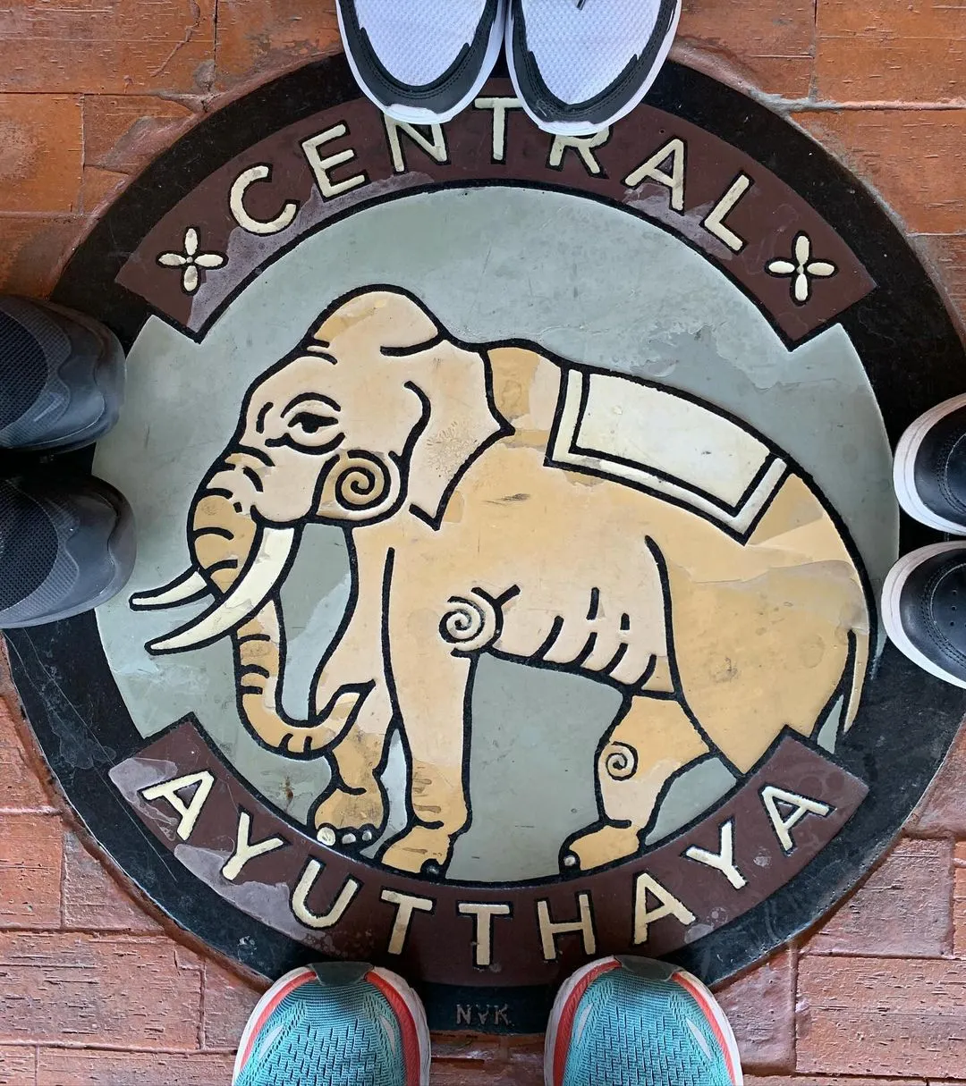 เซ็นทรัลอยุธยา - อยุธยา : ฝาท่อลายเอกลักษณ์ (Source: instagram @color.manhole.run)