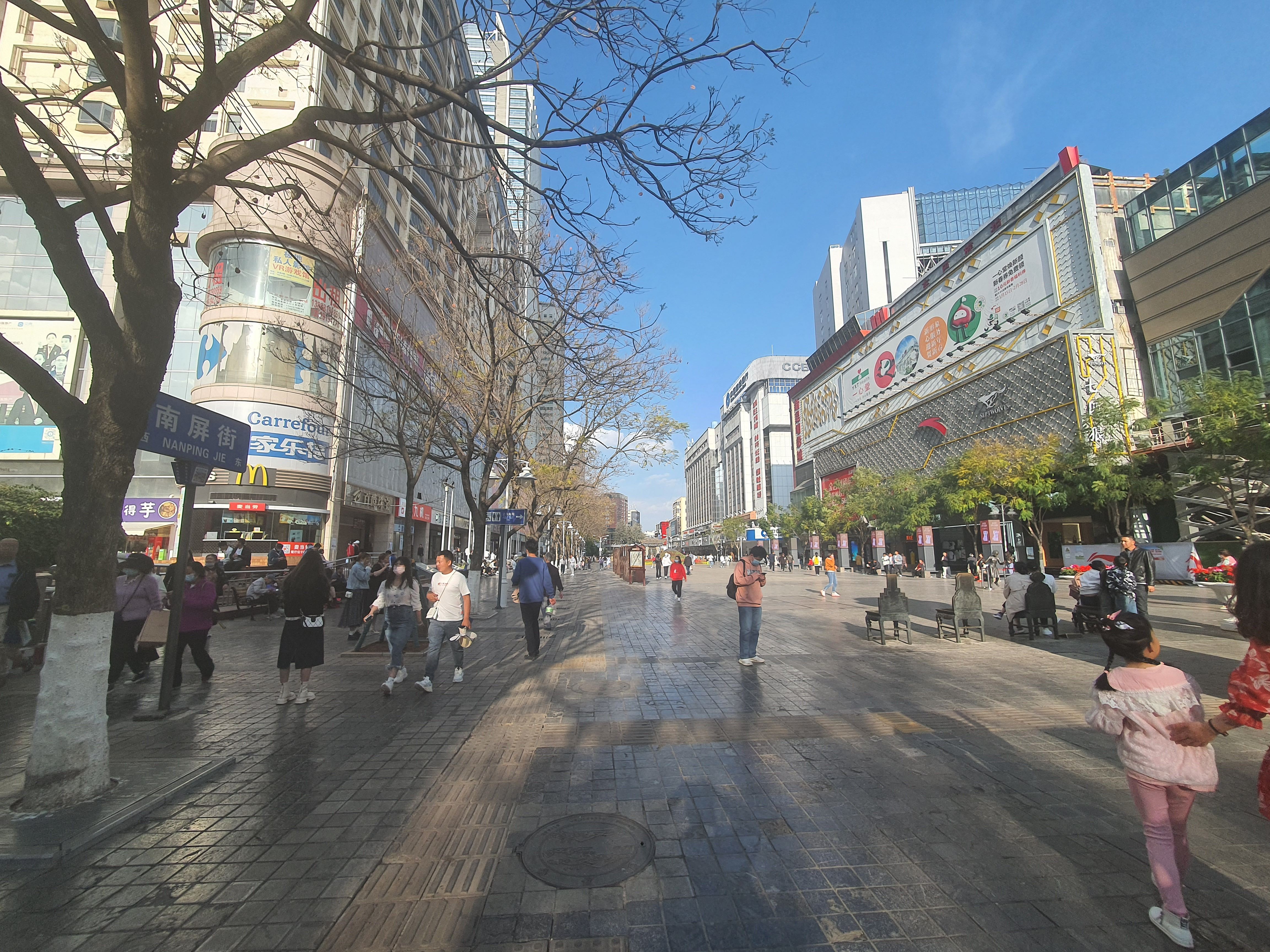 昆明南屏步行街熱鬧非常