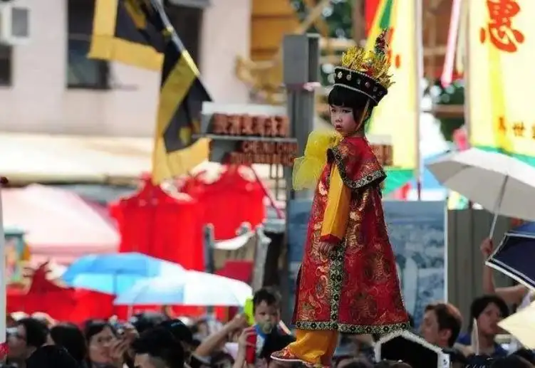 由原居民小朋友擔任飄色巡遊的主角。