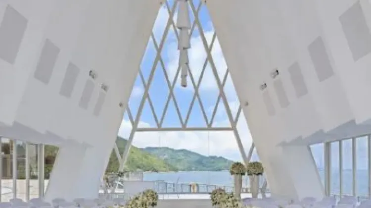 禮堂面向海灣，充滿日式設計風格