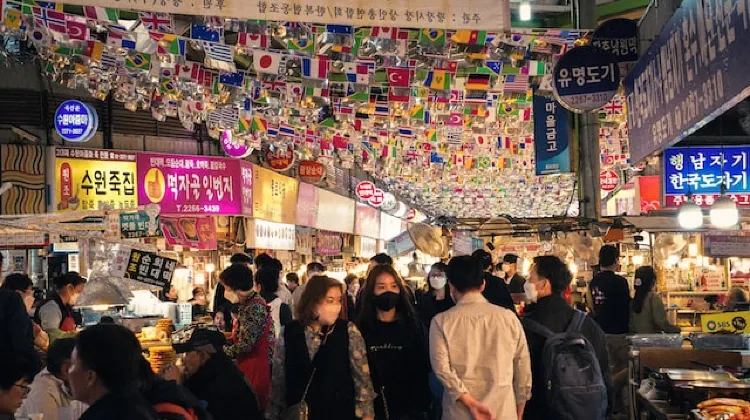 韓國市區熱鬧的購物街  圖片來源：unsplash