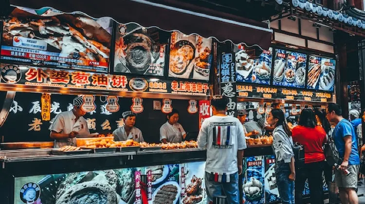 中國街頭的小吃街 圖片來源:unsplash