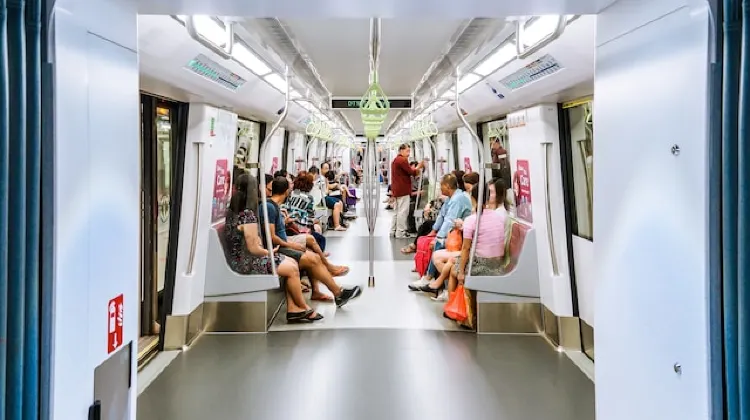 新加坡地鐵車廂內部  圖片來源：unsplash