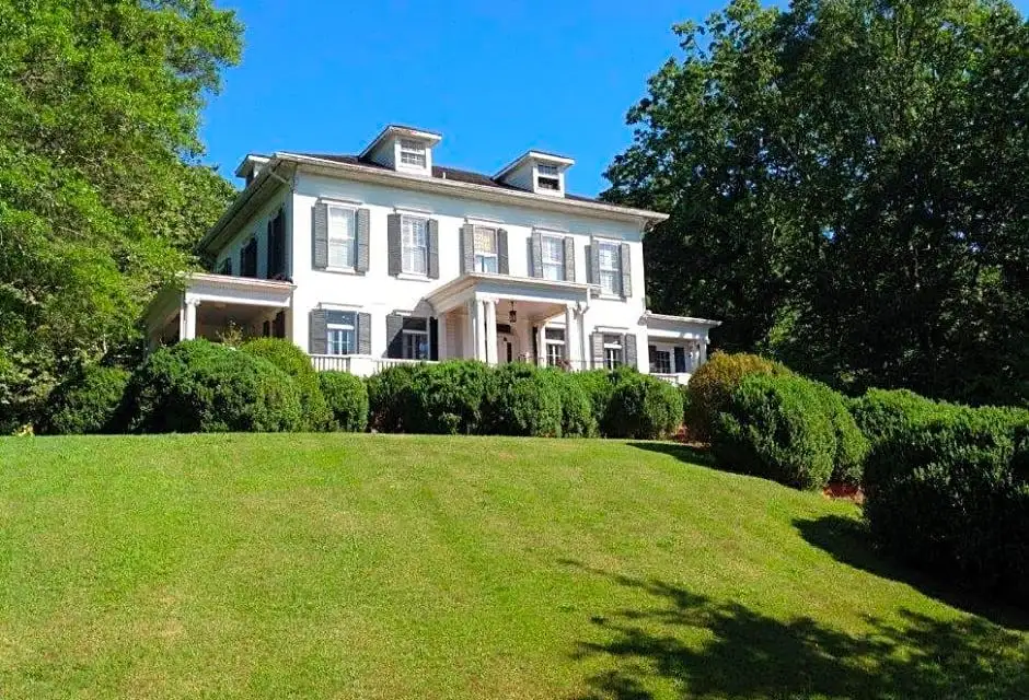 The exterior of the Springwood Inn on a sunny day