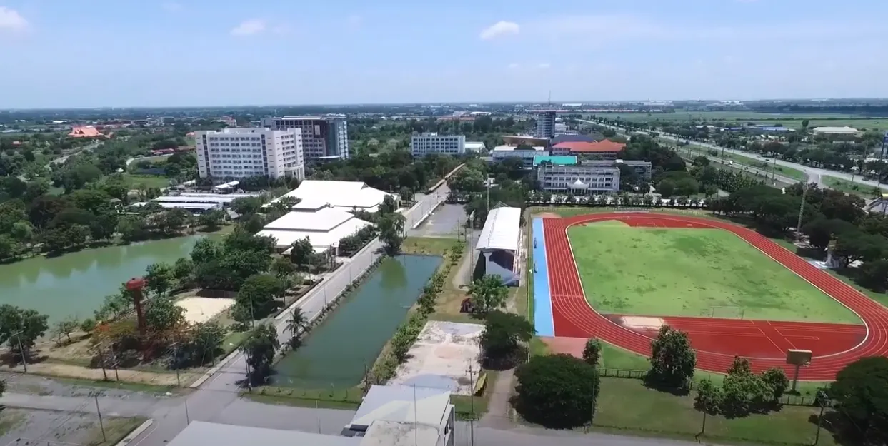 บรรยากาศมหาวิทยาลัยเทคโนโลยีราชมงคลสุวรรณภูมิ - จ.อยุธยา (ที่มา: Youtube - สํานักวิทยบริการและเทคโนโลยีสารสนเทศ มทร.สุวรรณภูมิ)