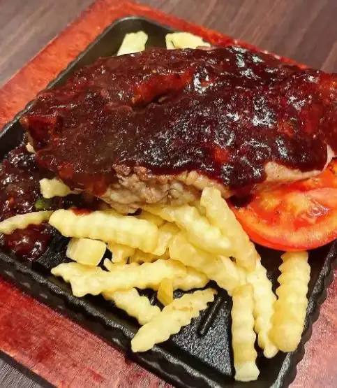 懷舊地道菜式又怎少得鐵板牛扒？