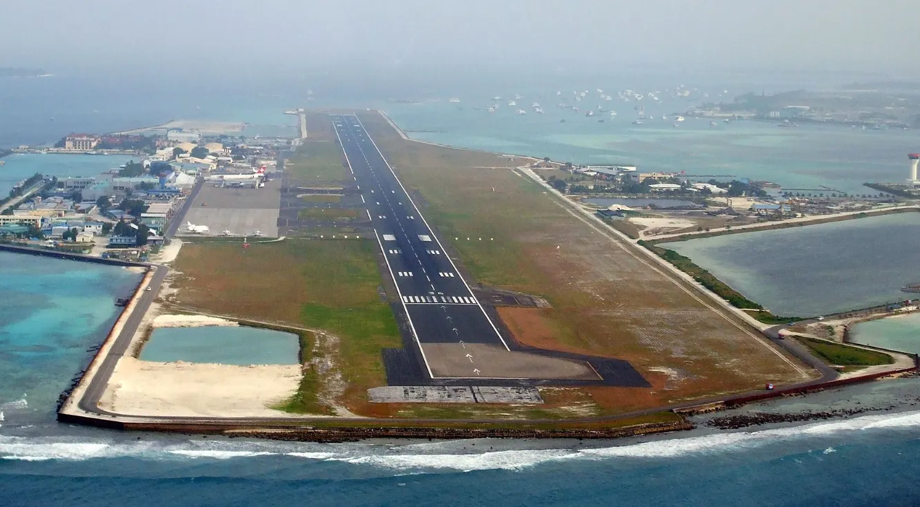 易卜拉欣·納西爾國際機場是距離圖杜島最近的機場