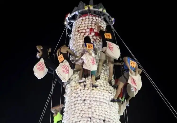 搶包山比賽緊張刺激。