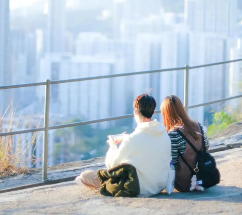 黃昏，年輕情侶在嘉頓山上互訴心事（Photo source: jackieunu @instagram）